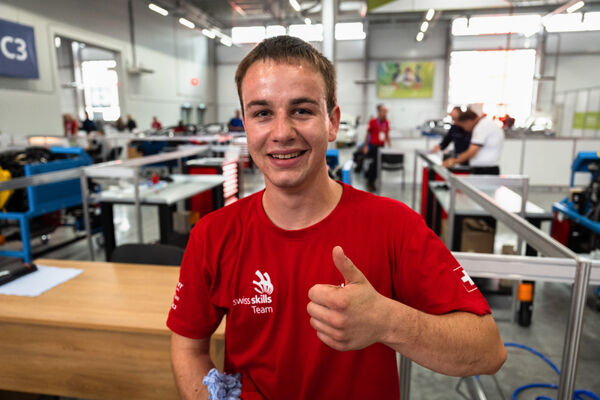 Damian Schmid - Mechatroniker bei der Altherr Nutzfahrzeuge AG<br>