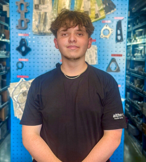 <i><b>Nesslau:</b> Nils Pinto ﻿(Detailhandelsfachmann)</i>