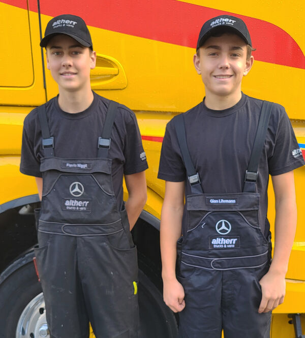 <i><b>Schaan:</b> links: ﻿﻿Flavio Niggli (﻿Automobil-Fachmann Nutzfahrzeuge), rechts: Gian Lihrmann ﻿(Automobil-Mechatroniker Nutzfahrzeuge)</i>